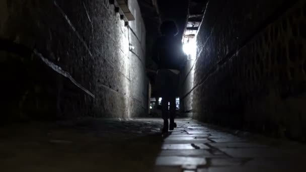 Trekking Une Silhouette Femme Marchant Dans Une Vieille Ruelle Sombre — Video