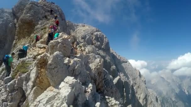 夏の終わりに 最も高い山のスロベニア トリグラフ 2864 のトップへ遠征を登山からヘルメットにマウントされているカメラから登山家ハメ撮り — ストック動画