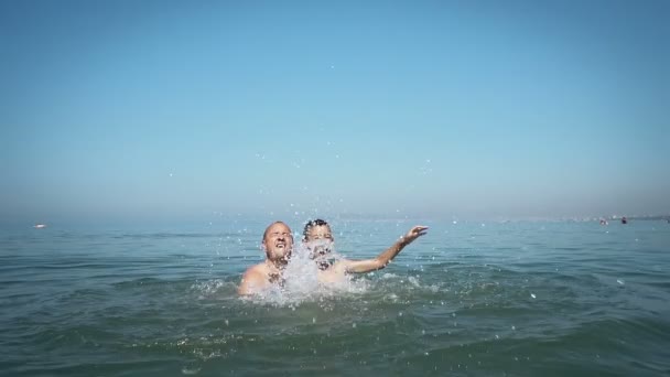 Táta Vyvolá Jeho Syna Vody Ním Hrát Pláži Pomalý Pohyb — Stock video