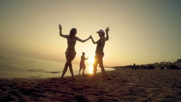 Silhouette Two Friends Having Fun Dancing Traditional Greek Dance Beach — Stock Video