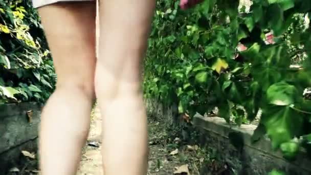 Seguimiento Modelo Femenino Sexy Moda Camisa Zapatillas Caminando Playa Pasaje — Vídeo de stock