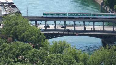 Paris metro tren havadan görünümü üzerinde Seine Bir-Hakeim köprüden