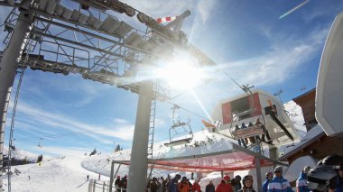 Bansko, Bulgaristan - Ocak 2018: Kar kaplı dağlarda kayakçılarla birlikte kayak koltuğu kaldırmak, bellow 'dan sinematik manzara