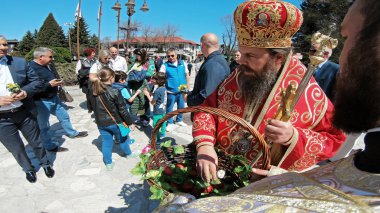 Bulgaristan 'ın Bansko kenti - 06 Nisan 2018: Bulgaristan' ın Bansko kentinde düzenlenen Paskalya geçit töreni. Rahipler ve insanlar geleneksel olarak sokaklarda yürürler, dini şarkılar söylerler ve çocuklara paskalya yumurtası verirler.