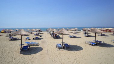 Lüks beach lounge yatak şemsiye ile. Güneşli havalarda ve mavi bir gökyüzü, steadicam sinematik vurdu