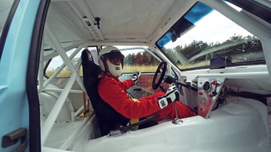 Koçani, Makedonya - 24 Haziran, 2018: koruyucu kask giyiyor spor sürücü hazırlamak hillclimb dağ yol yarışı başlatmak