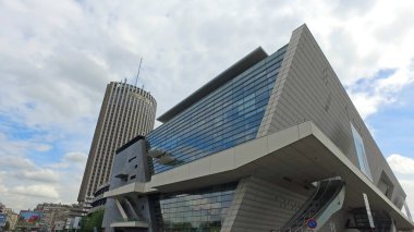Paris, Fransa - 11 Mayıs 2017: Kongre Sarayı görünümü (Kongre Merkezi) ve Hyatt Regency Paris Etoile (arka plan) üzerinde-yer alan Porte Maillot gökdelen otel.