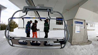 Bansko, Bulgaristan - Şubat, 2018 yaklaşık: Pov kayakçılar ve teleferik Bansko, Bulgaristan üzerinde kış döneminde yatılı Snowboard düşkünleri. Teleferik halklar yamaç, ağır çekim kadar kaldırdı