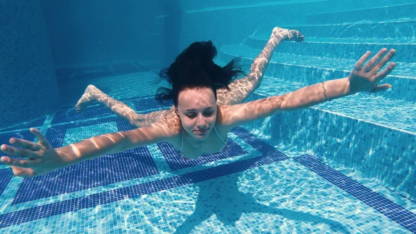 Engraçado Adolescente Menina Vai Debaixo Água Fazendo Caretas Rosto Bolhas — Fotografia de Stock