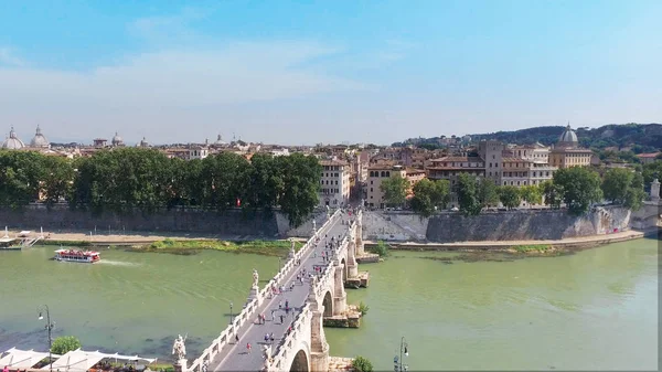 ローマ スカイラインとバチカン市国聖ペテロ大聖堂と聖アンジェロ橋ローマイタリアの街の中心部にあるティバー川を渡り 古代ローマの歴史的建造物や観光地 — ストック写真