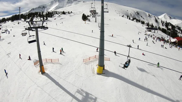 Pov Ski Lift Légi Felvétel Síelők Lejtőn Távoli Fedett Hegycsúcsok — Stock Fotó