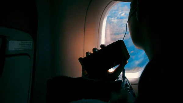 Fille Avec Casque Écouter Musique Prendre Des Photos Avec Smartphone — Photo