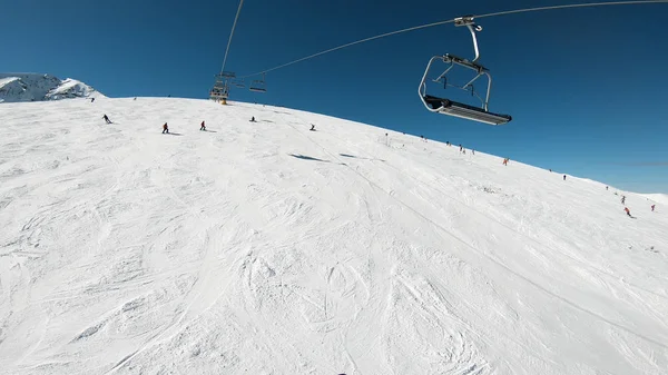 Panorama Estación Esquí Pendiente Gente Telesilla Esquiadores Pista Cumbre Montaña —  Fotos de Stock