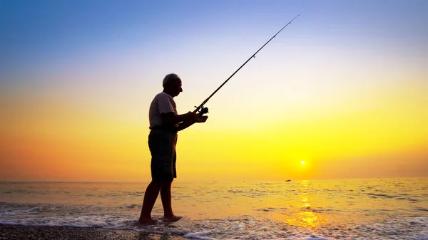 Силуэт Активного Рыбака Бросающего Рыболовные Снасти Морском Закате — стоковое фото