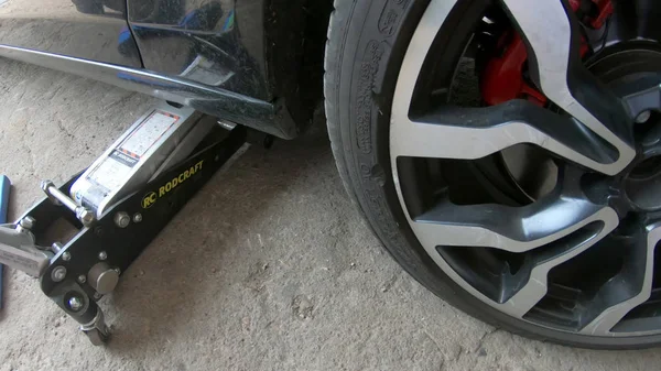 马其顿科卡尼 2018年6月24日 男科维修汽车轮胎维修车间的低部分 — 图库照片