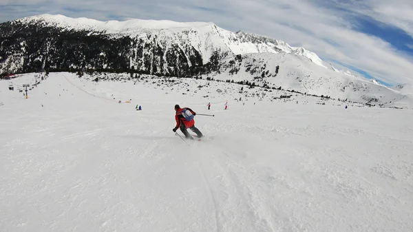 专家高山滑雪者滑雪的边跟随在滑雪跑的短的摇摆 — 图库照片