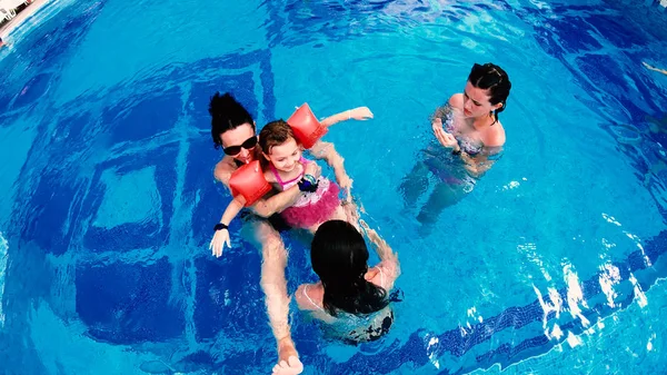 Vista Aérea Familia Madre Hijas Divirtiéndose Piscina Lujo Thay Palo — Foto de Stock