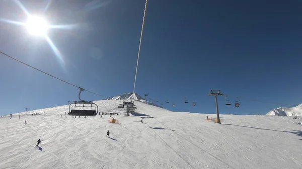 Teleferik Pov Halklar Yamaç Yukarı Kaldırdı — Stok fotoğraf