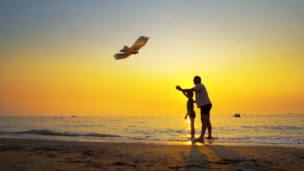 Bambino Padre Giocano Lanciando Aquilone Tramonto Concetto Vacanza Estiva — Foto Stock