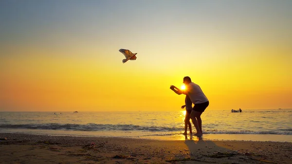 Papai Filho Voando Pipa Costa Mar Com Agradável Orange Sky — Fotografia de Stock