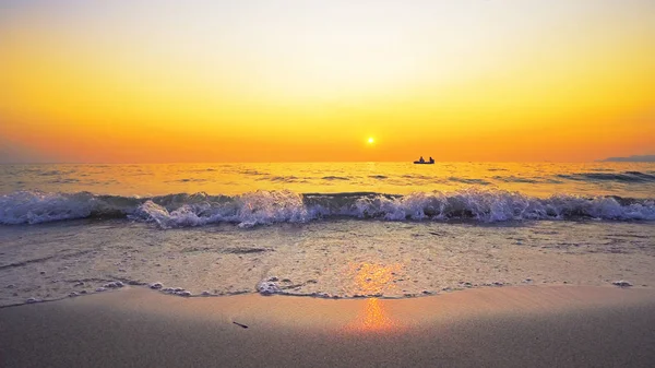 Pequeño Barco Refugiados Navega Horizonte Marítimo Contra Atardecer Visto Desde — Foto de Stock