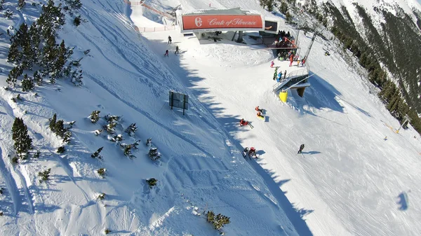 Primer Plano Esquiadores Snowboarders Telesilla Por Mañana Bansko Disfrutando Una — Foto de Stock