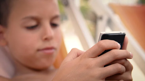 Mladý Teenager Hrát Hru Smartphone Pláži Během Letních Prázdnin — Stock fotografie