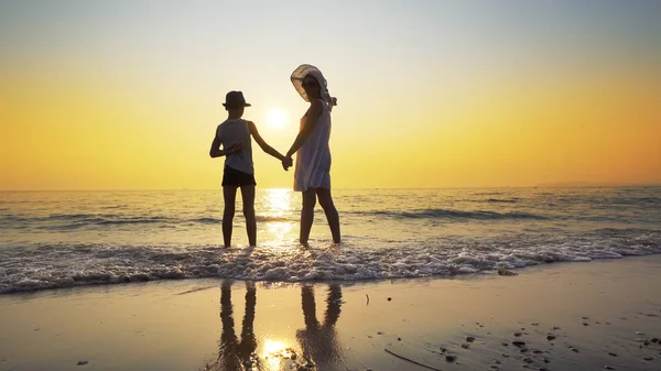 Οικογενειακή Βόλτα Στην Παραλία Και Στο Ηλιοβασίλεμα Και Splash Κύματα — Φωτογραφία Αρχείου