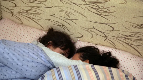 Δύο Αδελφές Διασκεδάζουν Μαζί Στο Κρεβάτι — Φωτογραφία Αρχείου