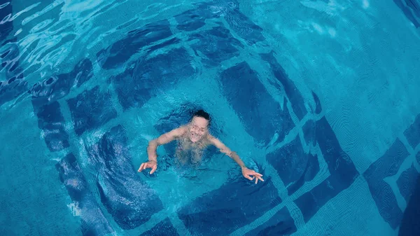 Luftaufnahme Einer Jungen Frau Die Pool Auf Dem Wasser Schwimmt — Stockfoto