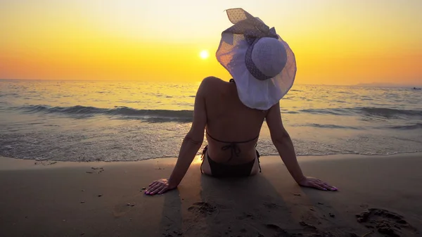 Mulher Hispânica Com Chapéu Sentado Praia Pôr Sol Ondas Mar — Fotografia de Stock