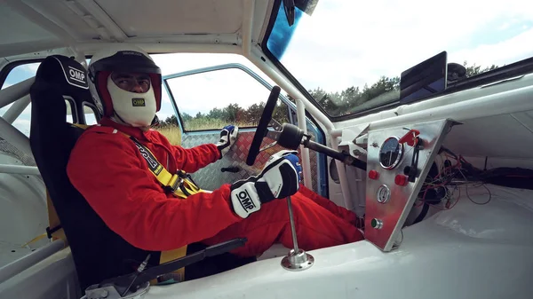 Koçani, Makedonya - 24 Haziran, 2018: koruyucu kask giyiyor spor sürücü hazırlamak hillclimb dağ yol yarışı başlatmak