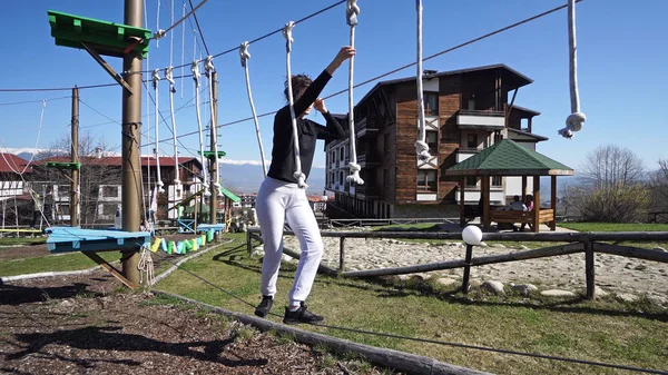 Famiglia Ragazza Corda Arrampicata Parco Avventura — Foto Stock