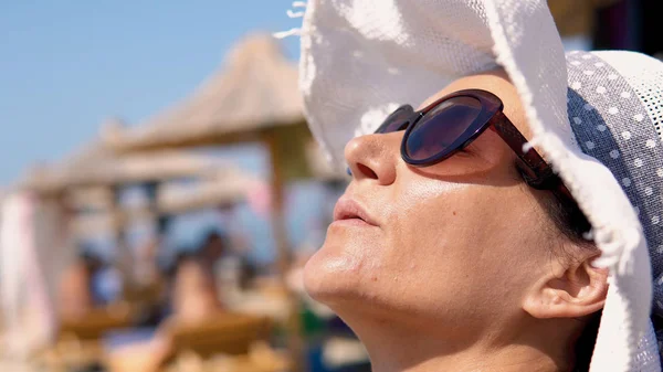 Close Van Gezicht Van Jonge Zomer Sexy Vrouw Hoed Zonnebril — Stockfoto