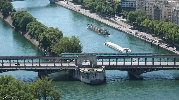 Büyükşehir metro tren ortak trafiğin pont de Seine Nehri geçerken Bir Hakeim Paris, Fransa, hava görünümünde Eiffel Tower