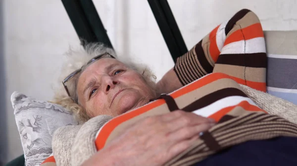 Πορτρέτο Του Όμορφη Talkin Ηλικιωμένη Γυναίκα Ξαπλωμένη Στην Ταλάντευση Μερών — Φωτογραφία Αρχείου
