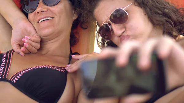 Madre Hija Hacen Selfie Playa Sonriendo Haciendo Caras Graciosas Dof —  Fotos de Stock