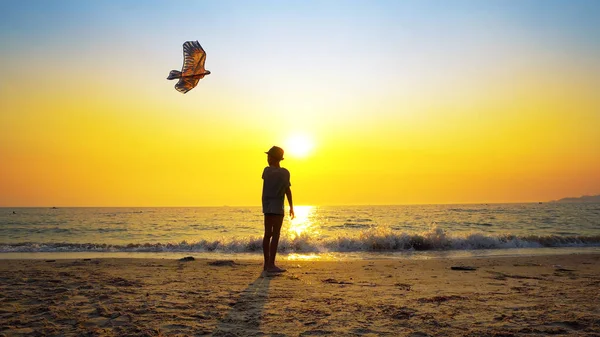 Niño Con Sombrero Jugando Con Cometa Una Playa Vacía Atardecer — Foto de Stock