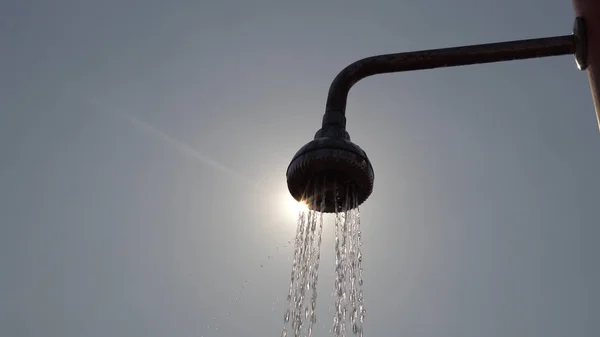 Cabeza Ducha Metal Viejo Playa Verter Gotas Agua Cámara Lenta —  Fotos de Stock