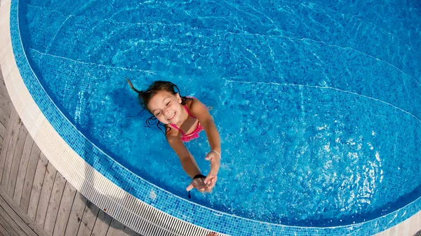 Petite Fille Amusant Debout Dans Piscine Éclaboussant Caméra Vue Aérienne — Photo