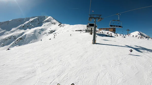 Skilift Met Zitplaatsen Gaan Berg Met Uitzicht Mensen Ski Snowboard — Stockfoto