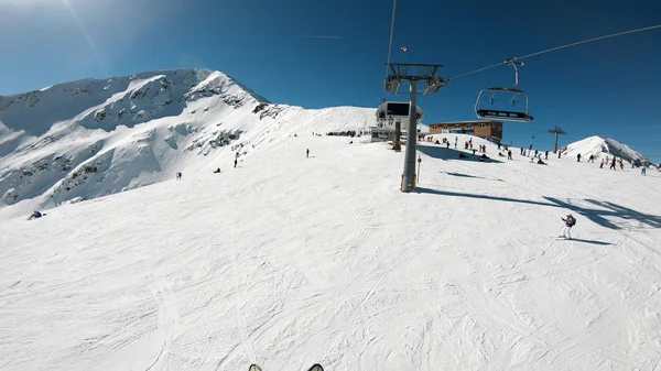 Ski Lift Üzerinde Insanlar Kayak Snowboard Manzaralı Dağ Yamacında Gidiş — Stok fotoğraf