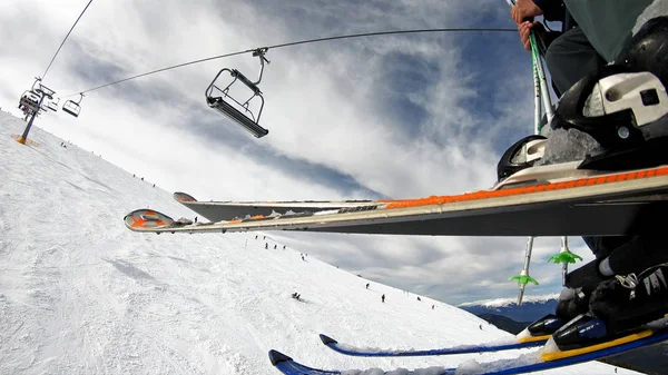 Bansko Bulgaristan Şubat 2018 Yaklaşık Kayakçı Kayak Üzerinde Oturan Asansör — Stok fotoğraf