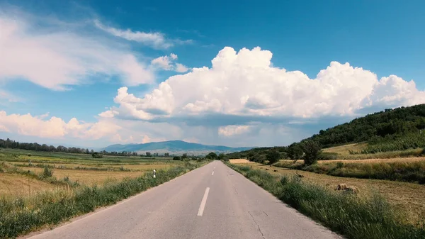 Dirija Pov Estrada Rural Estreita Primavera Tempo Ensolarado — Fotografia de Stock