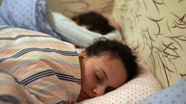 Duas Meninas Sonolentas Deitadas Cama Sorrindo Abraçando Abraçando Trocando Emoções — Fotografia de Stock