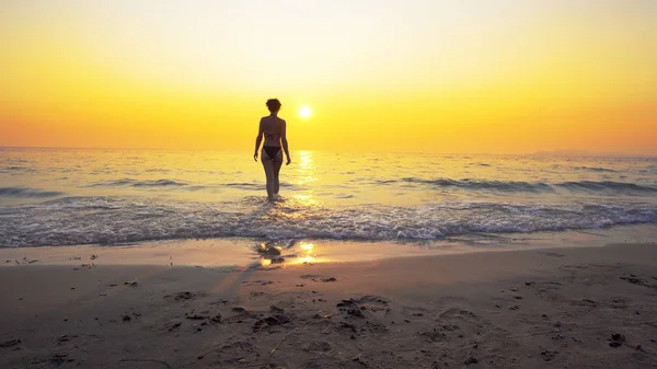 Modèle Coupe Sexy Aller Dans Eau Mer Vers Coucher Soleil — Photo