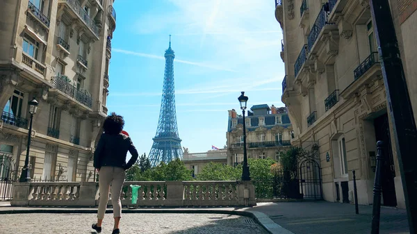 Model kadın Paris, Fransa 'da Camoens Caddesi' nde yürüyen Eyfel Kulesi 'nin keyfini çıkar.