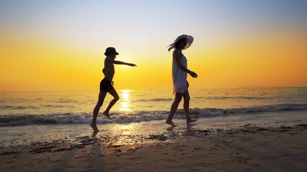 Família Férias Verão Mãe Vestido Branco Filho Vestindo Chapéu Andar — Fotografia de Stock