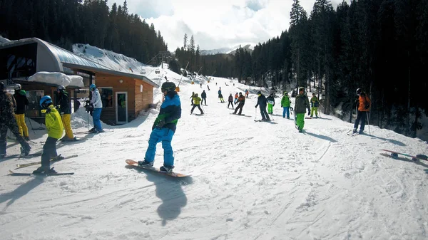 保加利亚班斯科 2018年2月 保加利亚班斯科度假村滑雪缆车滑雪通道自动入口的岔路口上的滑雪者慢动作 — 图库照片