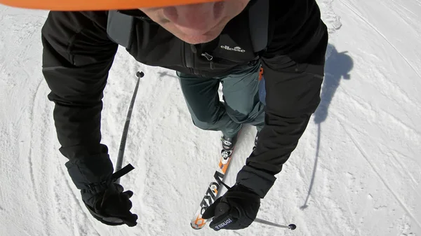 从头盔安装摄像头的 Pov 滑雪者雕刻快速下来滑雪坡 — 图库照片